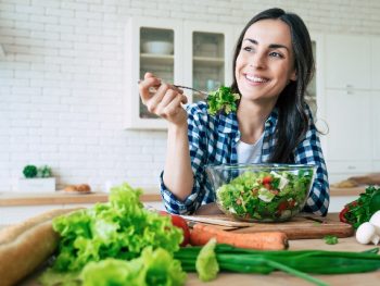 Salat essende Frau