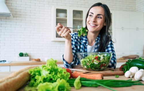 Salat essende Frau